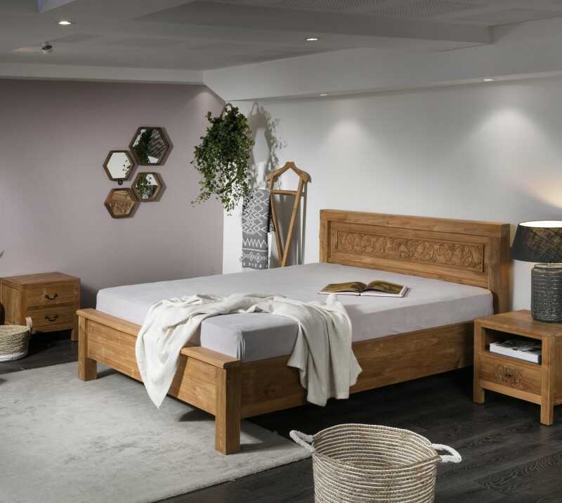 מיטה זוגית עם גילופי עץ מיטה זוגית עם גילופי עץ