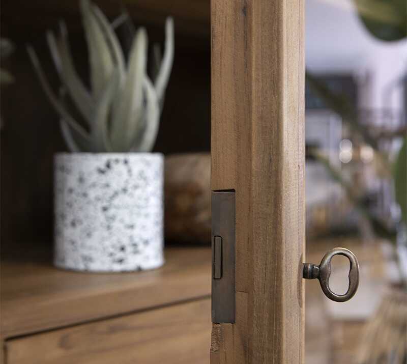 ויטרינה לסלון מעץ מלא