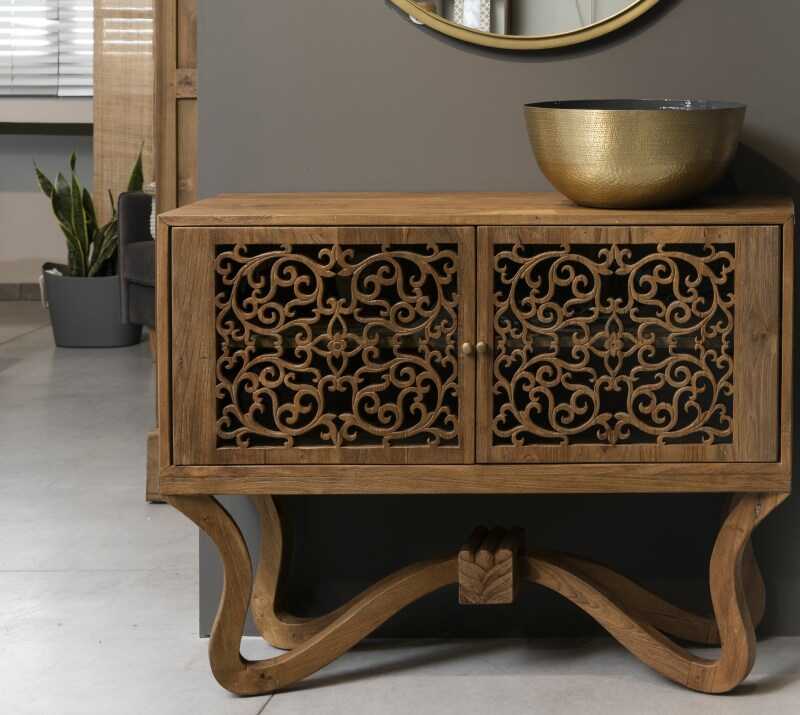 מזנון עץ עם דלתות מגולפות מזנון עץ עם דלתות מגולפות