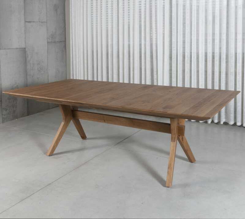 שולחנות עץ מלא