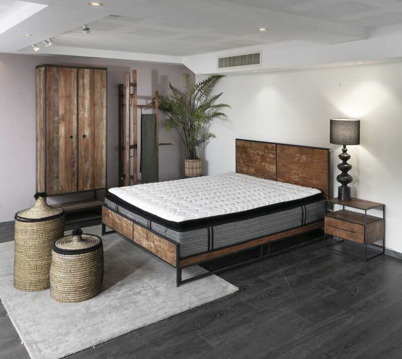 מיטה כפרית מעץ וברזל מיטה כפרית מעץ וברזל