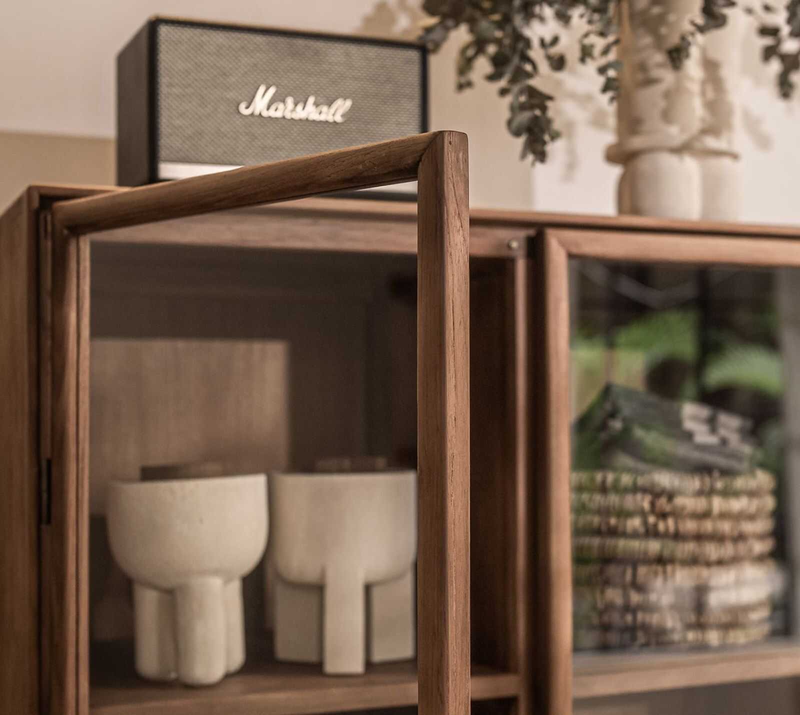 ויטרינת עץ מלא