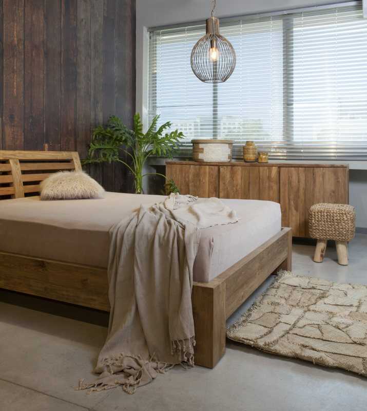 מיטה מעץ מלא