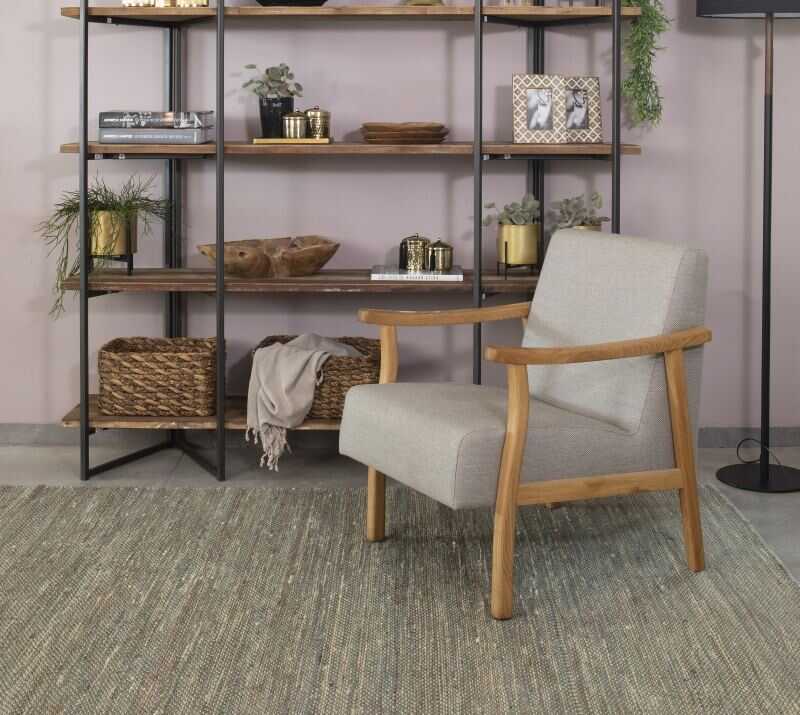 כורסא מרופדת עם משענות עץ