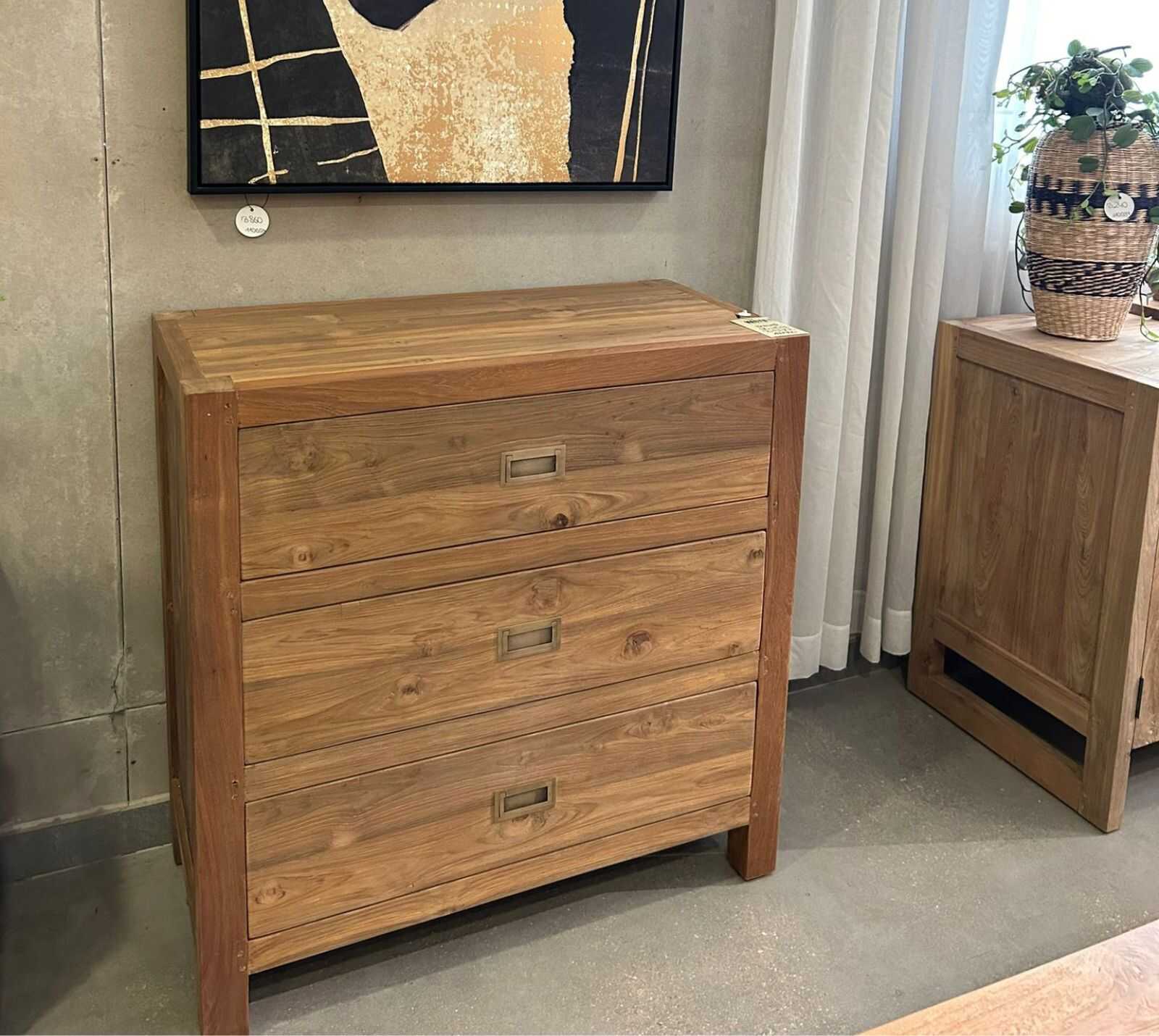 שידת עץ עם מגירות שידת עץ עם מגירות