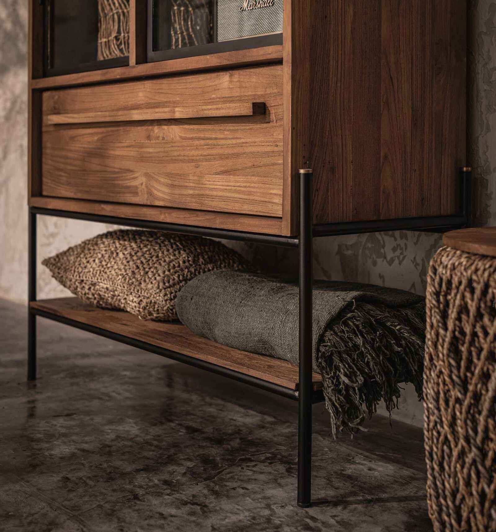 ויטרינה לסלון עם מדף